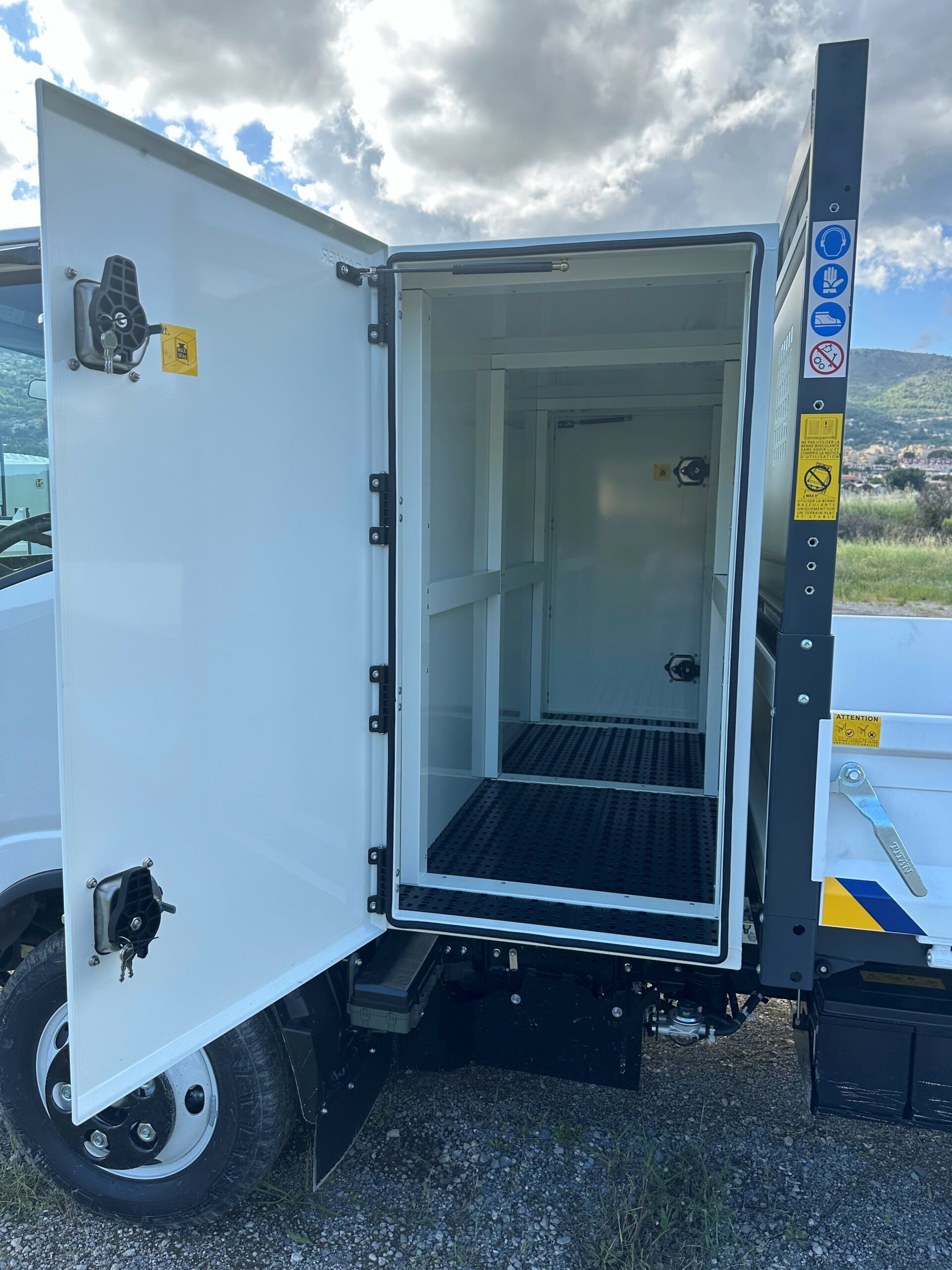 ISUZU M27 Benne Coffre XXL