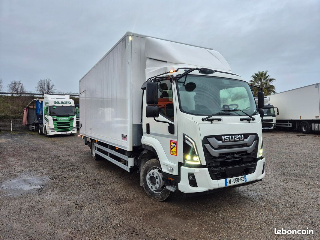 ISUZU F12 bva caisse fourgon + hayon + porte latérale 12T / charge utile 4850 Kg
