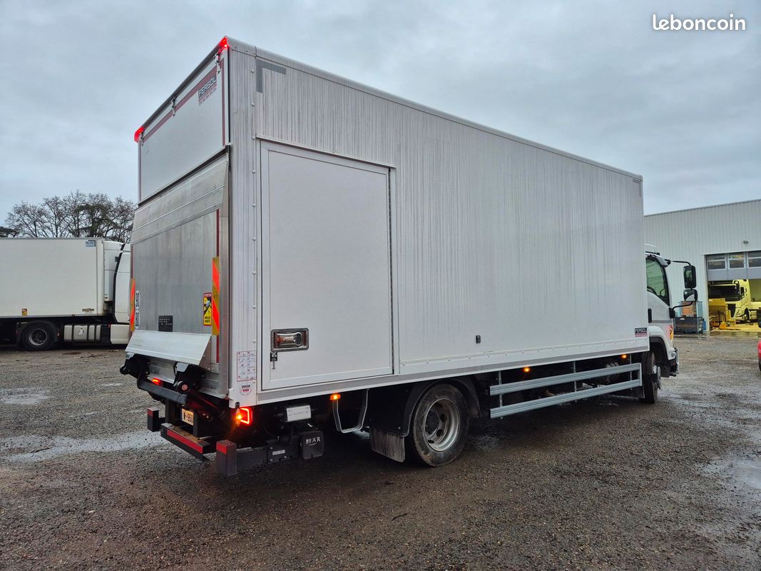 ISUZU F12 bva caisse fourgon + hayon + porte latérale 12T / charge utile 4850 Kg