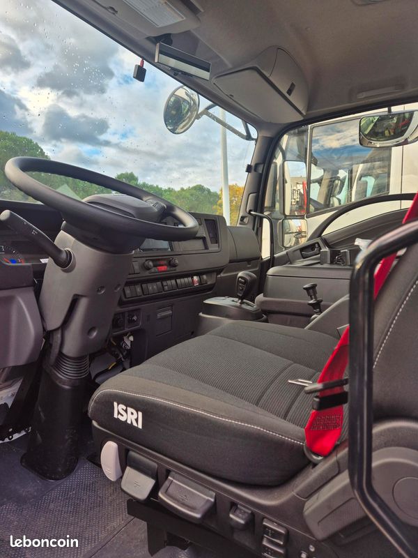 ISUZU F12 bva caisse fourgon + hayon + porte latérale 12T / charge utile 4850 Kg