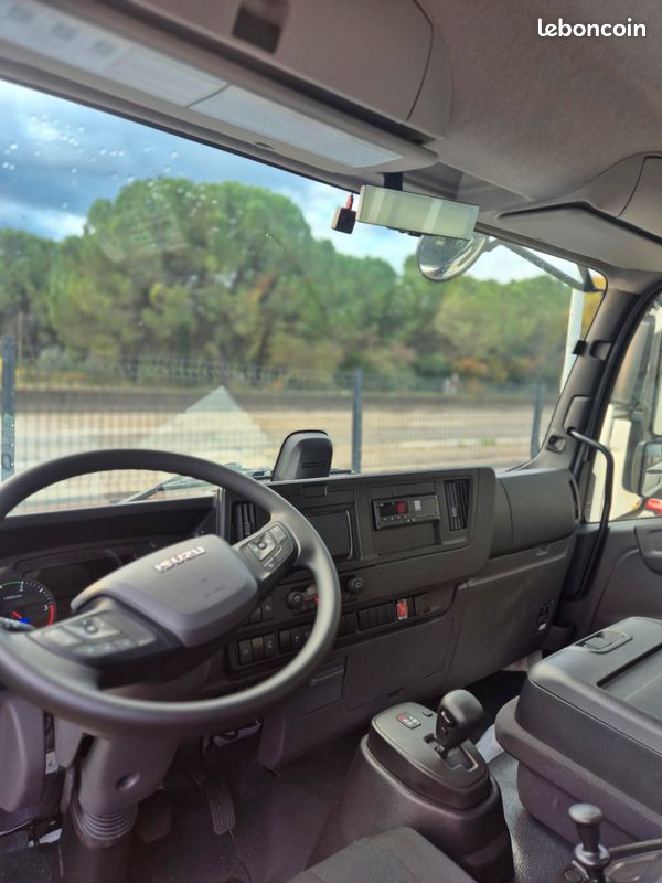 ISUZU F12 bva caisse fourgon + hayon + porte latérale 12T / charge utile 4850 Kg
